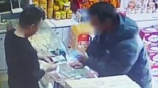 陕西西安：咋回事？男子扫码支付买烟酒，店家却没收到钱