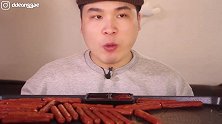 小哥吃几十条香肠，最后两条塞一口