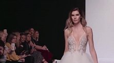 婚纱时装秀：简短的吊带婚纱，太有女人味，美的让人心动！