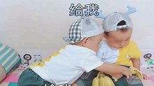 一场香蕉惹来的战争，双胞胎宝宝的举动，不笑算你厉害！