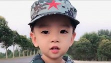 兵爸爸大热天军训两岁女儿，孩子一句话让兵爸爸怕的不行