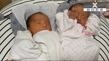 出生第8天的双胞胎婴儿，紧挨着彼此躺着，小模样真好看！