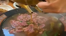 吃牛肉面，一壶热汤倒下去，长学问了！