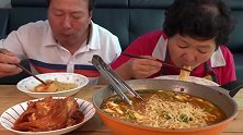 韩国夫妻吃家常菜，简简单单泡面加泡菜，吃的很美味