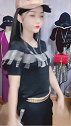 黑色的套装搭配格子休闲帽，小姐姐看上去潇洒帅气很有腔调