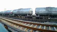 东风8B内燃机牵引油罐车，听铁轨与列车接触发出咔嚓声