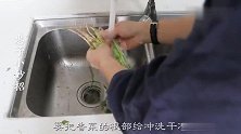 外婆把香菜挂衣架上，真是太棒了，几天后连妈妈也模仿，真实用