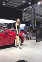 2019国际车展：黑衣美女车模摆出优美造型