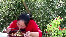 胖妹今天嘴馋，特意做了满满当当一盆麻辣烫，红的绿的真诱人！