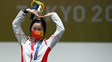 奥运冠军杨倩又“比心”啦！来自清华学霸的祝福，小学生们加油！