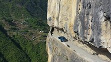 重庆村民在百米悬崖开凿出来的挂壁公路，开车在上面腿都发抖