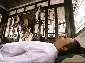 老道士中毒昏迷，一听到喝美女的喜酒，立马醒了过来