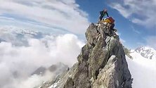 恐高慎入！登山者记录令人眩晕的美景 沿着狭窄山脊攀爬勃朗峰