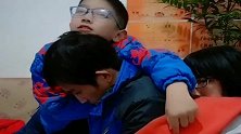 上初三的女儿，还是喜欢黏着爸爸，看到这一幕，弟弟吃醋了！