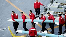 什么情况？歼15装个1枚近200公斤导弹 竟需要6人