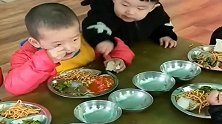 宝宝胆儿肥了，在幼儿园蹭吃蹭喝动作真溜，将来饿不着了！