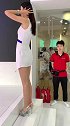 这我见过最淡定的小伙，面对身姿优雅的小姐姐，这反应真是服了