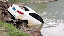 汽车坠河后应该如何自救？现在教你正确的逃生方法