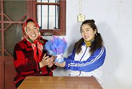 搞笑童年：小时候我亲手包平安果送给妈妈，妈妈看到后，可感动了