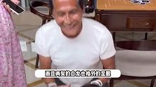 65岁齐秦近照曝光，两鬓斑白大肚腩明显做了烤瓷牙，在小孩面前抽烟引争议