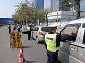 男子为逃避酒驾处罚，10分钟喝3瓶矿泉水，交警：想糊弄谁？