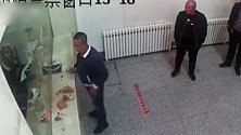 辽宁一男子不愿给退票费 持砖怒砸售票窗