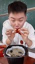 教室讲台偷吃奶茶火锅，吃一整盒生呛辣蟹大学食堂 校园生活