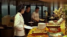 亚菲跟爸爸没吃过自助餐，疯狂堆叠，安杰都嫌弃坏了！