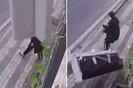 土耳其：一男子偷懒将旧沙发从三楼扔下，差点砸中邻居