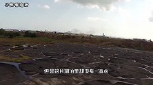 全球最脏的湖泊，湖面全是黑色，却还有人排队去“游泳”！