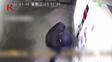 吉林一男子提铁棍狂砸成人售货机 警声不断却充耳不闻