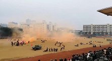 “坦克”、硝烟一应俱全！高校军训汇演犹如真人CS战场