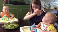 妈妈喂双胞胎吃饭，结果两娃变着法的逗妈妈开心，小娃们太可爱了