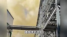 甘肃嘉峪关一公司冒出大量黄色浓烟，工人戴着口罩撤离，官方回应