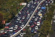 明明没发生交通事故，车流量也不大，为何国内马路上还总是堵车？