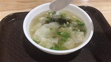 街头巷尾美食探寻记：新鲜嫩滑的馄饨配紫菜，爽滑可口味道鲜美