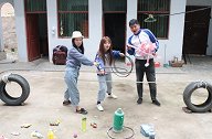 草莓和哥哥来邻居家套圈，草莓套圈百发百中收获满满，太有趣了