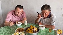三丰带大家看看北方农村吃肉多豪放，爷俩喝的小酒一顿吃半盆骨头
