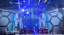 东方卫视跨年迪丽热巴《野蛮生长》，一身流苏皮衣英气十足