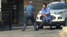 广东河源两男子街头吵架空比划不动手 “比武”招式行云流水