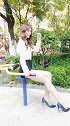 小区楼下的漂亮姑娘，精致的穿搭真靓丽，你也喜欢上了她吧