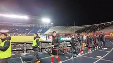 希望破灭！亚泰球迷谢场时愤怒高呼：丢人现眼！