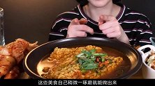 韩国美女吃辛拉面和炸鸡饭，搭配辣白菜和海苔，吃到停不下来！