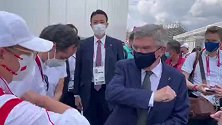 杨倩获东京奥运会首金 巴赫用碰肘礼祝贺中国代表团