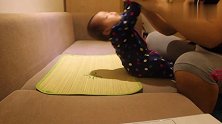 实拍：妈妈给2个多月的宝宝做被动操，家有宝宝的不要错过哦