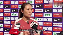 中国女足队长吴海燕队员王爱芳接受采访