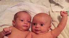 双胞胎洗完澡躺在一起瞪着大眼睛卖萌，一脸无辜小模样太可爱了