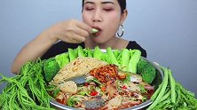 泰国烟嗓大姐吃煎鱼配杂菜拌米粉