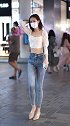 三里屯长腿细腰的牛仔裤小美女穿搭