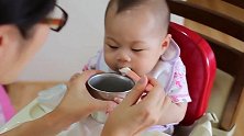 小宝贝第一次吃辅食，感觉他好兴奋也，瞧他吃的多开心